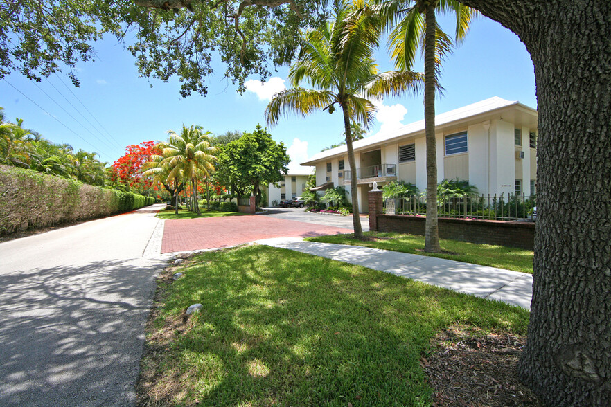 Building Photo - Gardens of Pinecrest