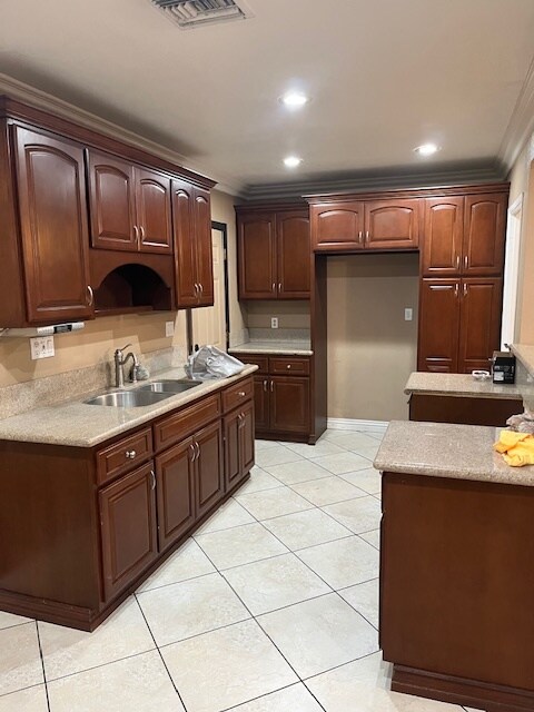 Building Photo - 814 E 6th St