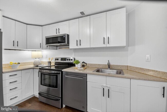 Building Photo - 1027 6th St NE