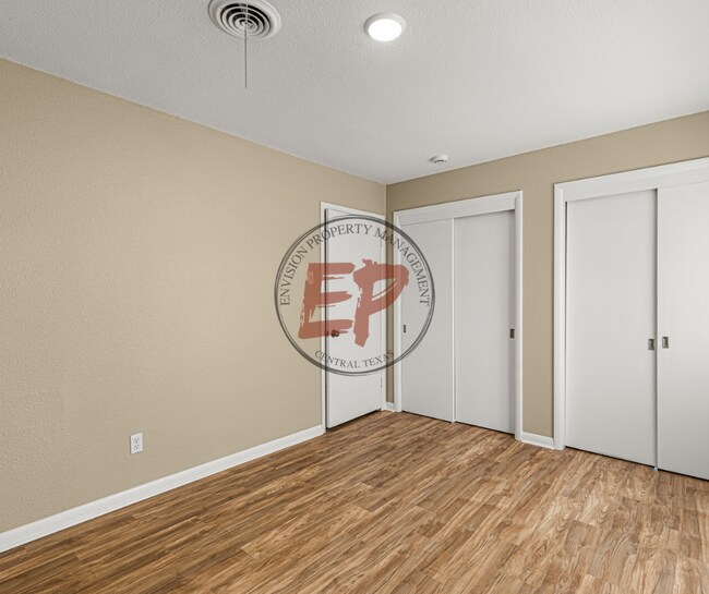 Building Photo - 817 Lawrence Dr