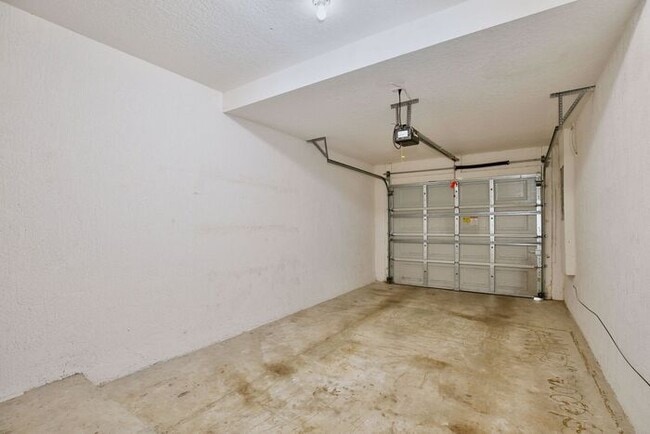 Building Photo - Beautiful 2/2.5 Cozy Townhome with a 1 Car Garage in the Gated Community of Victoria Pines - Orlando