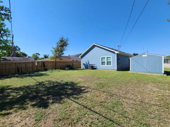 Building Photo - 3151 Roe Dr