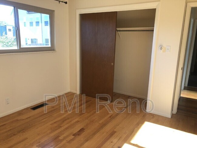 Building Photo - 2780 Lakeside Dr