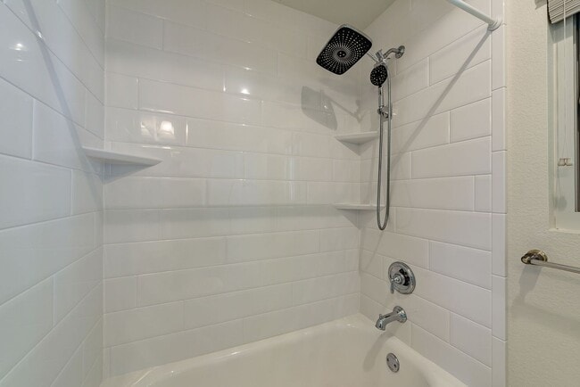 Building Photo - Convenient, Spacious Townhome for Rent in ...