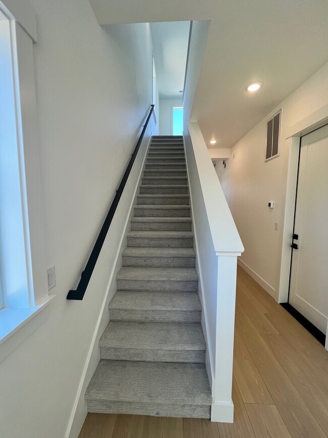 Building Photo - 210 Bogey Ln