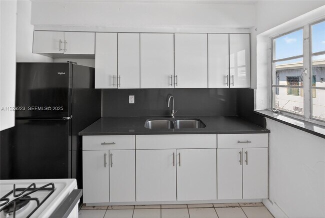 Building Photo - 1135 Marseille Dr