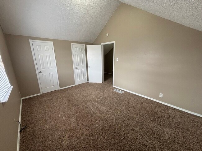 Building Photo - 3 bed 2 bath home