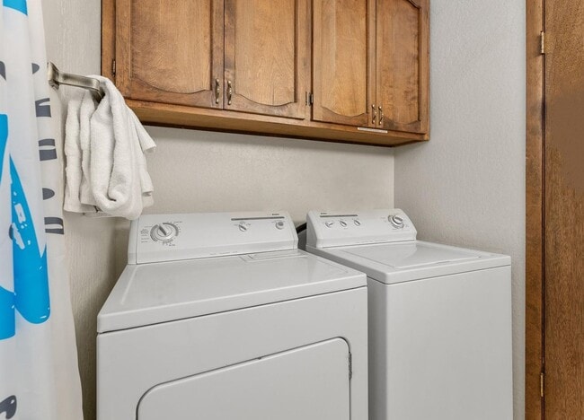 Building Photo - SKI LEASE: Ranch Home with Garage & Gas Fireplace!