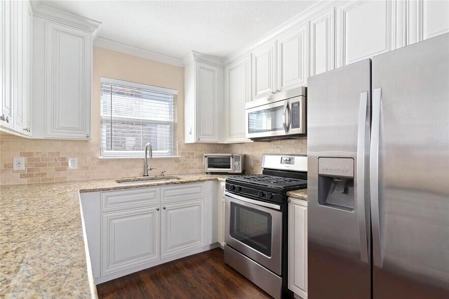 Building Photo - Updated West Fort Worth home with large ya...