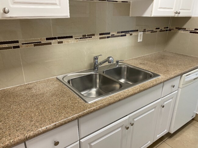 Building Photo - 4975 SW 129th Ct