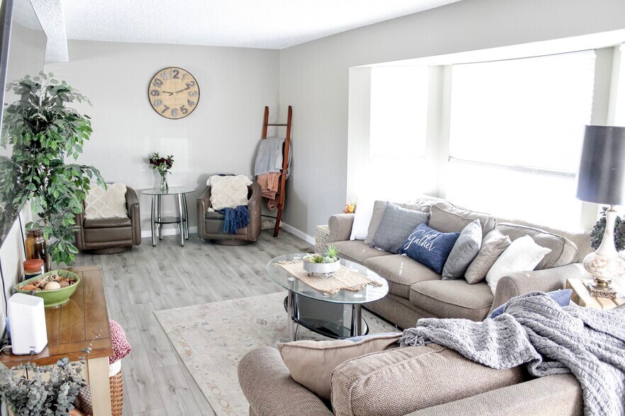 Building Photo - 1987 Palm Dr