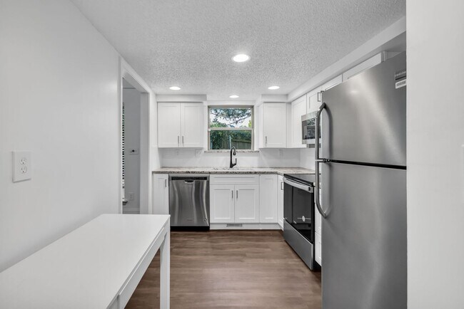Building Photo - Midtown Comfort & Convenience