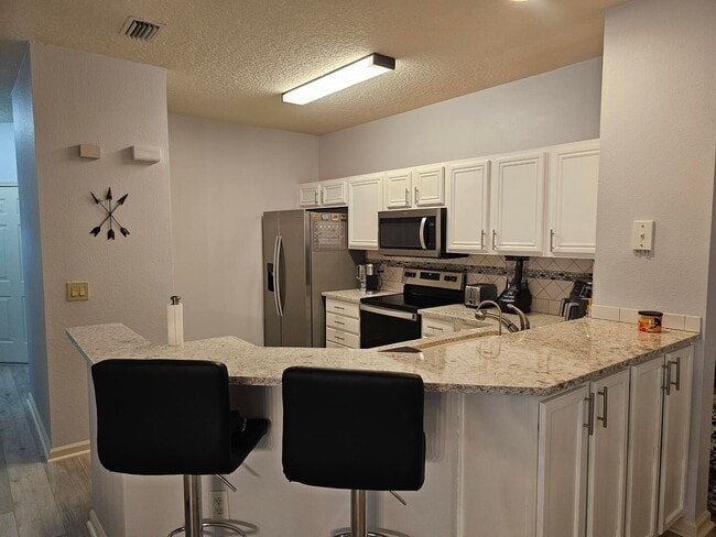 Building Photo - Beautiful end unit!