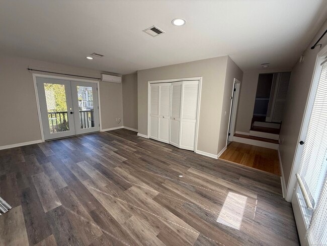 Building Photo - 1752 Farmington Ave