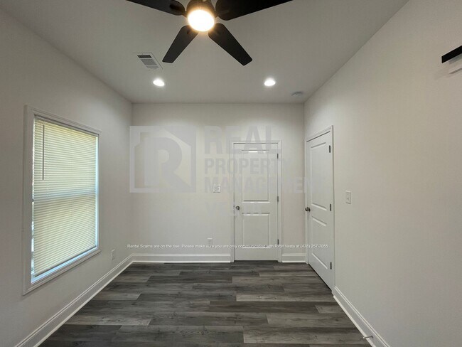 Building Photo - 2349 Berthadale Ave