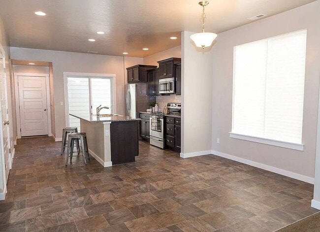 Building Photo - Cute 3 Bedroom 2.5 Home with a 2 Car Garage!