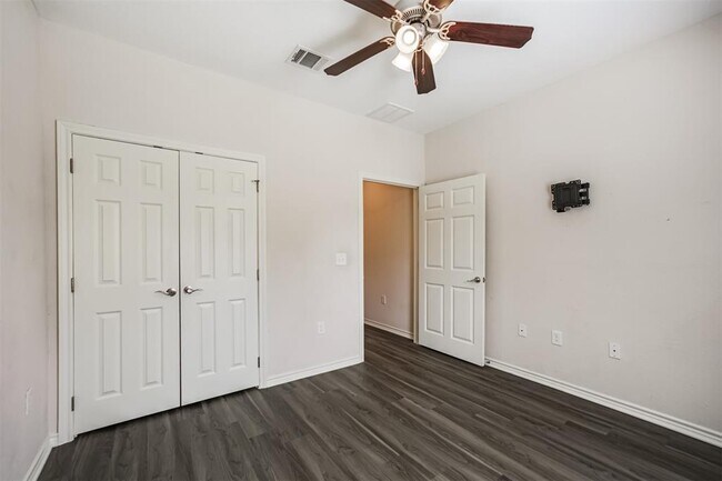 Building Photo - 10310 Chesterfield Dr