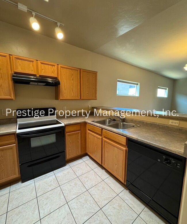 Building Photo - Super Cute 2Bd/2Ba Green Valley Home!!