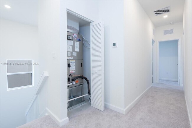 Building Photo - 2636 SE 8th Ct