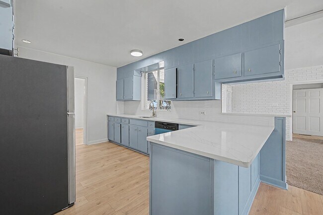 Building Photo - 1008 N Van Buren St