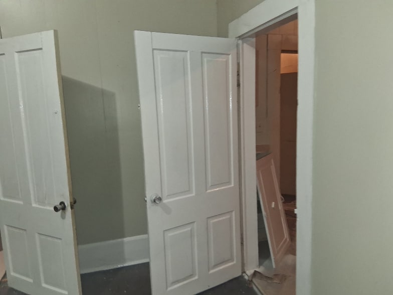 Building Photo - 1903 Shirland Ave