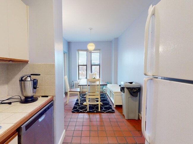 Building Photo - Fenway 3 Bed – Heat & Water Included – 1,003 Sq Ft – 9/1