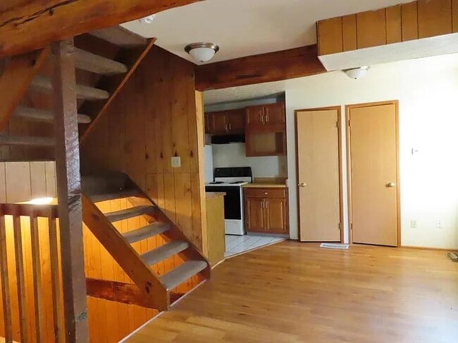 Building Photo - 122 W 9th Ave