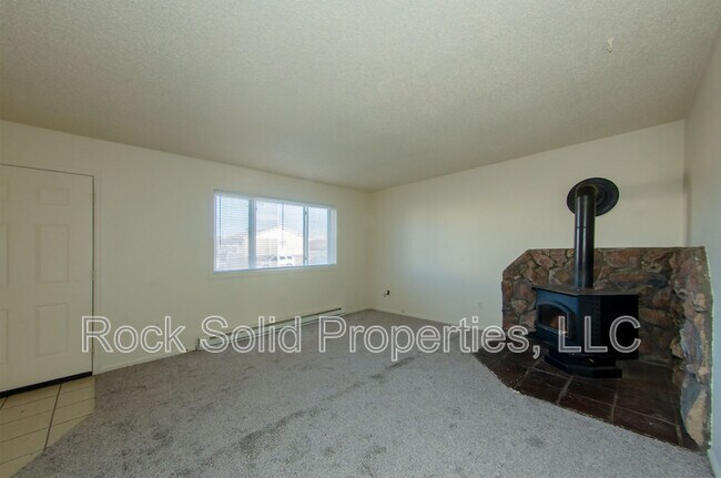 Building Photo - 1825 Edgewater Ave