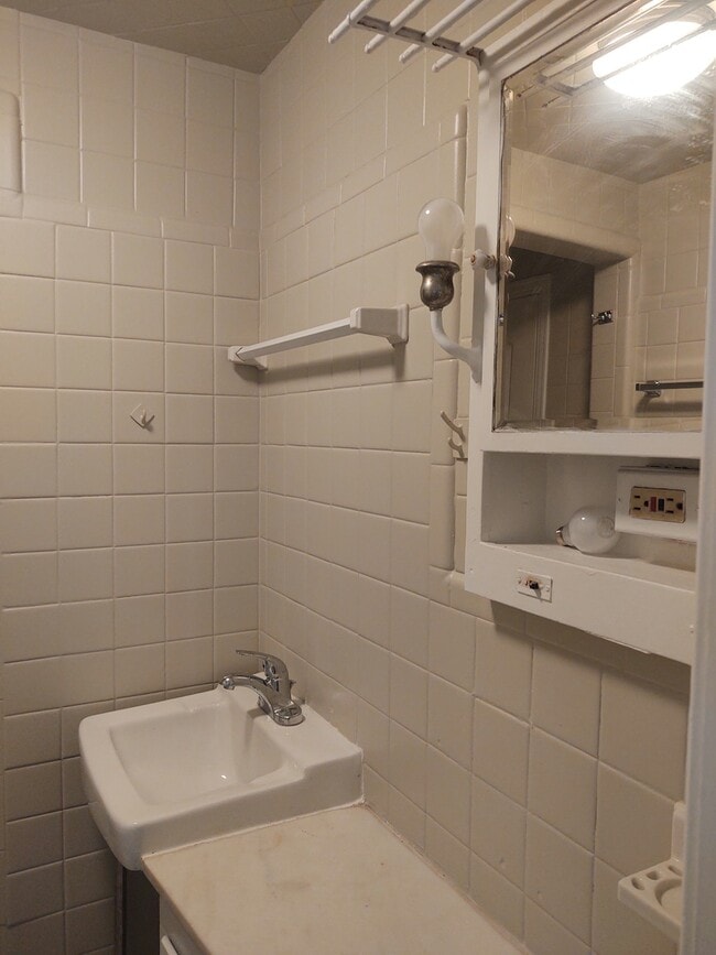 Building Photo - 633 4th St