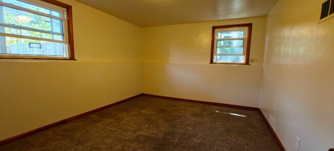 Building Photo - 991 Suburban Dr