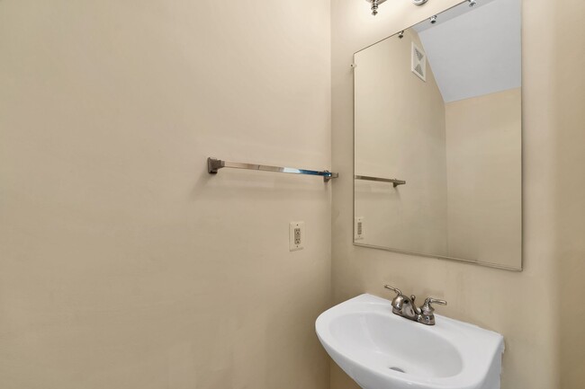 Building Photo - Astonishing 2 Bedroom 1.5 Bathroom Loft Un...