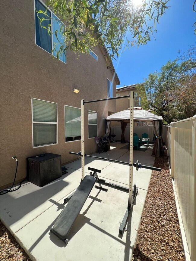 Building Photo - ABSOLUTELY AMAZING! Large 4 bedroom 2 stor...