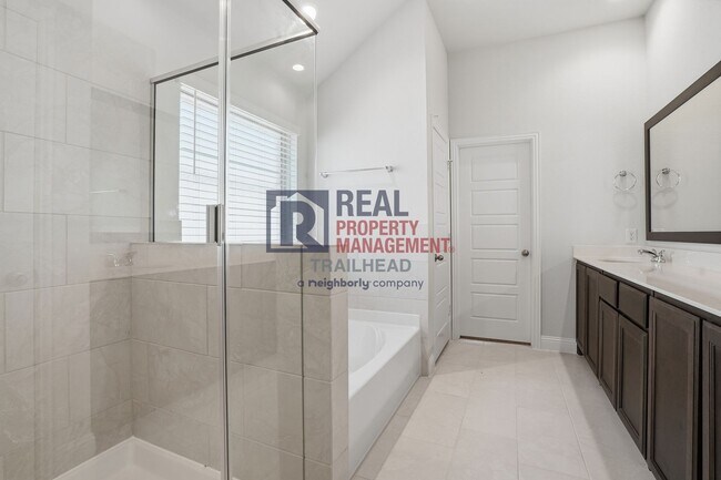 Building Photo - Thoughtfully Designed 4 Bed Home with Elevated Interiors and Lake Views