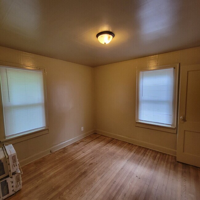 Building Photo - 3 Bedroom Westside Home