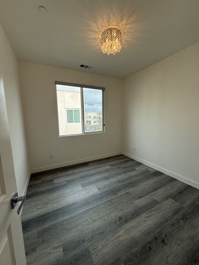 Building Photo - Location! Location! Location! 4 bdr townho...