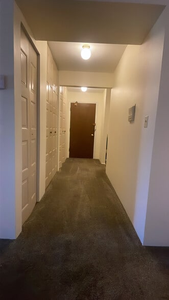 Building Photo - 7 Oak Creek Dr