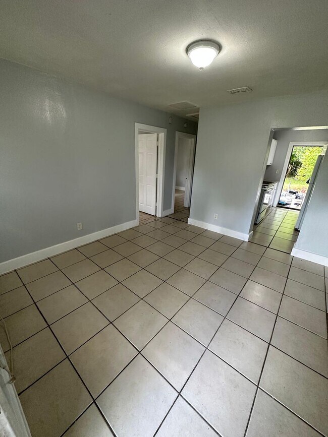 Building Photo - 2540/2542 Moncrief Rd