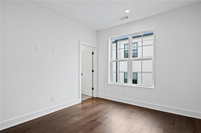 Building Photo - 201 New St