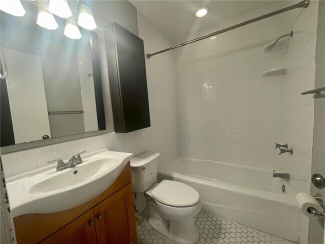 Building Photo - 633 Robert St