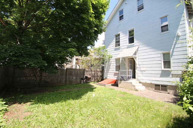 Building Photo - 198 Blatchley Ave