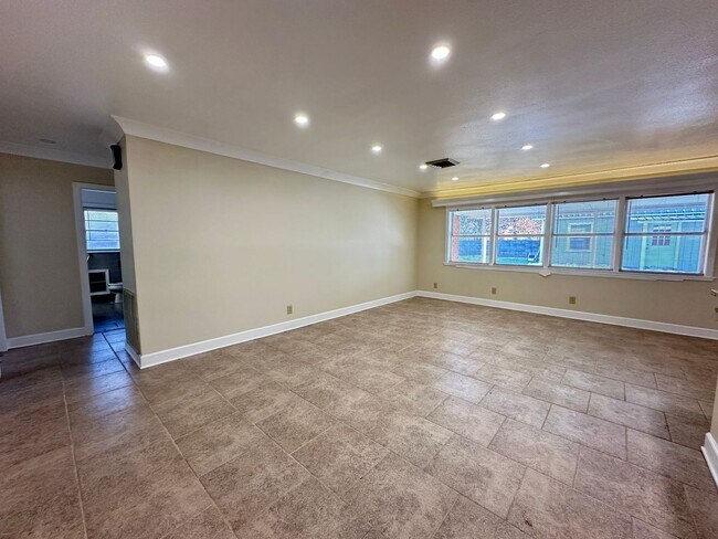 Building Photo - GORGEOUS 4/3 BROADMOOR HOME-UPDATED-MUST SEE!