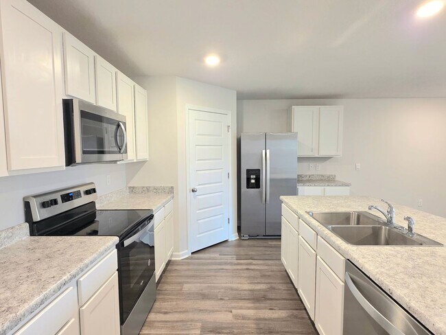 Building Photo - 4-Bedroom Home - Woodlands