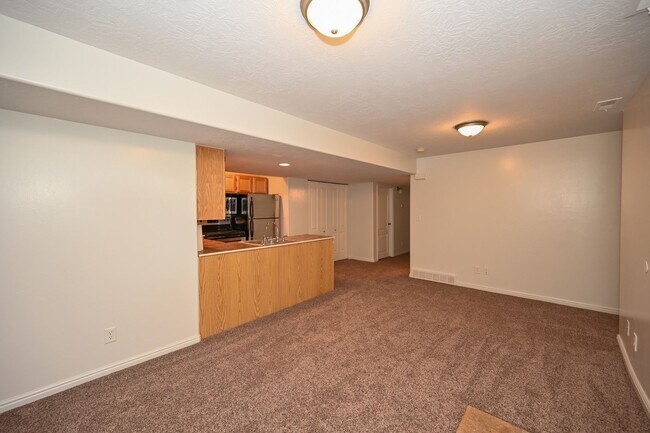 Building Photo - 347 E Vine St