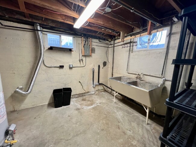 Building Photo - Great Home Close to CFD!