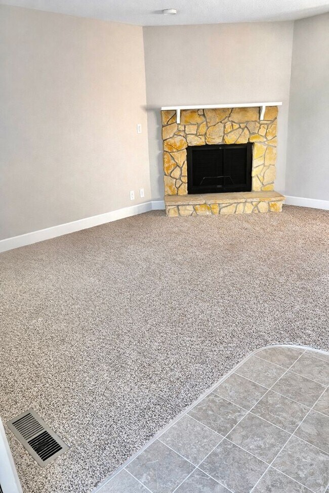 Building Photo - New carpet, kitchen, appliances, paint! Great neighborhood.