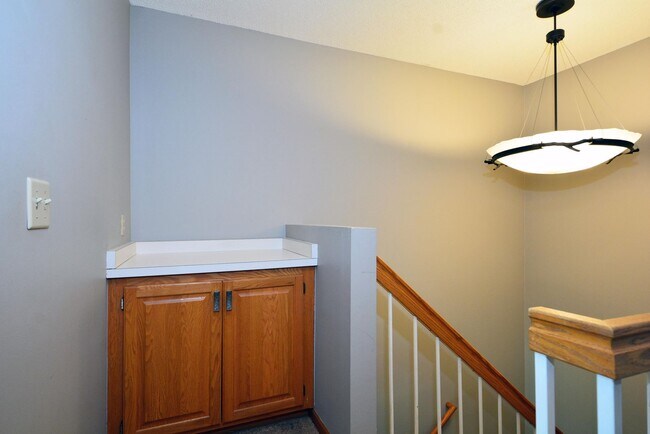 Building Photo - Beautiful 2-Bed 1.5-Bath Available Now in Plymouth!