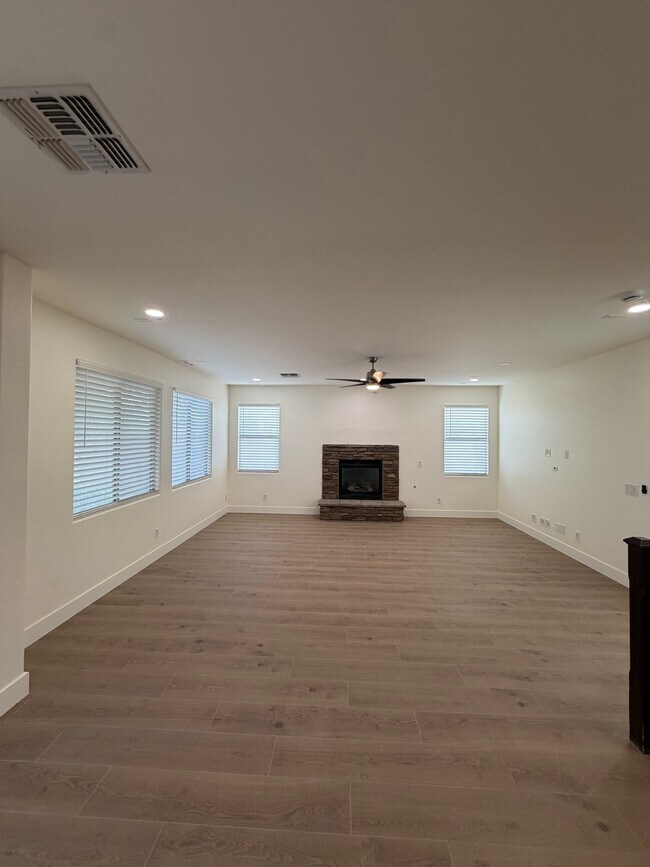 Building Photo - 2741 E Quiet Hollow Ln