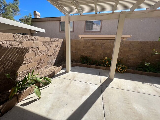 Building Photo - Spacious 2bed/ 2.5 bath Townhouse in Gated...