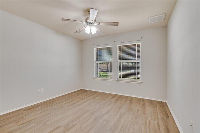 Building Photo - 1213 Hensley Dr
