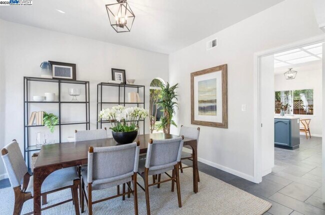 Building Photo - 5 Stuart Pl